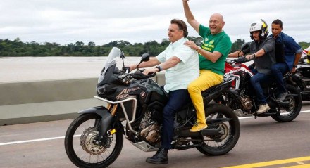 Bolsonaro conduz motocicleta sem capacete com o empresário Luciano Hang na garupa, também sem o equipamento