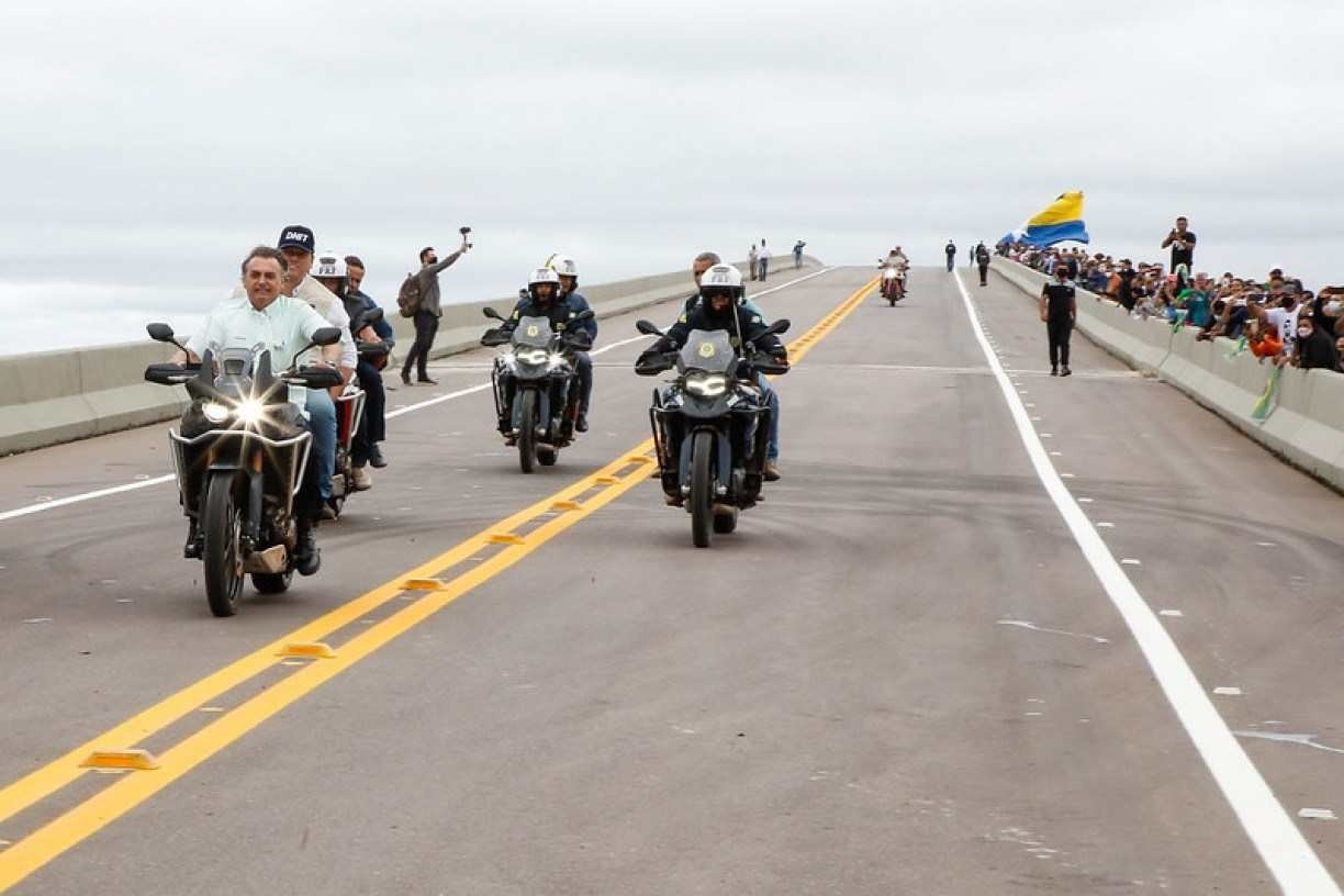 ANDANDO DE MOTO SEM CAPACETE NA RUA 