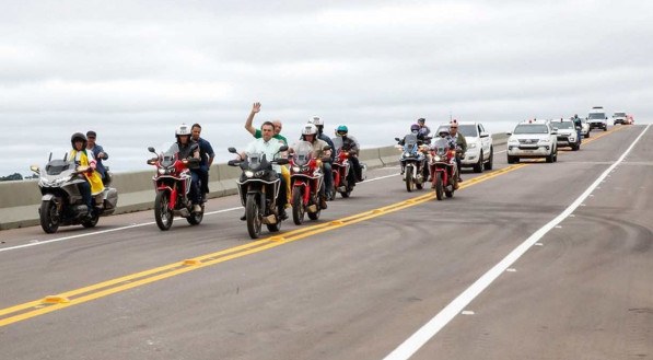 Bolsonaro conduz motocicleta sem capacete com o empres&aacute;rio Luciano Hang na garupa, tamb&eacute;m sem o equipamento
