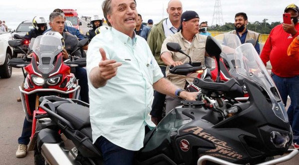 Bolsonaro sem capacete, conduzindo motocicleta, em Rond&ocirc;nia