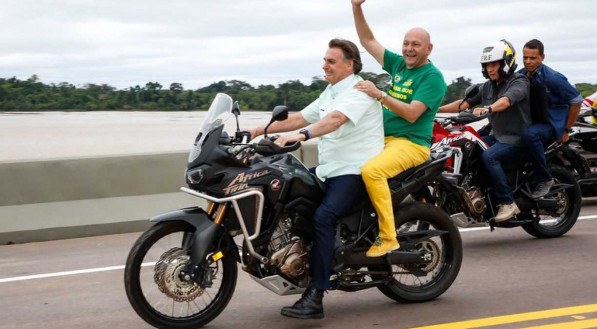 Motociatas se tornaram marca da campanha de Bolsonaro. Na foto, mais um flagrante de desrespeito ao CTB