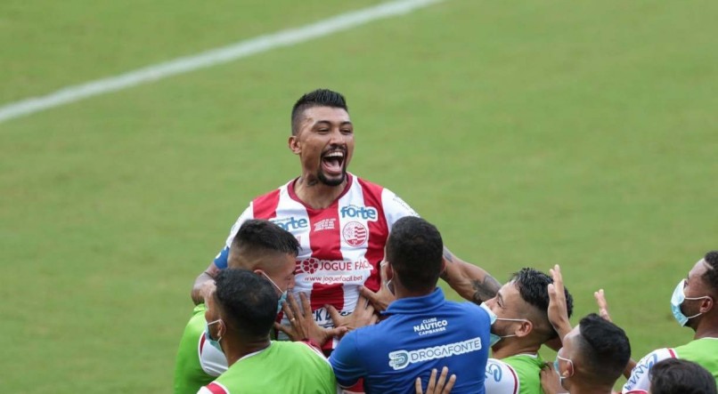 ARTILHEIRO Ao marcar 10 gols no Estadual, o atacante Kieza se transformou num sinônimo de alegria para o torcedor no Náutico