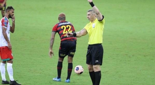 Anderson Daronco &eacute; um dos &aacute;rbitros brasileiros no quadro da Fifa