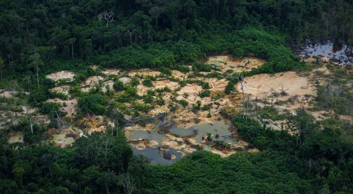 Terras indígenas vêm sofrendo com exploração do garimpo ilegal e do tráfico de madeira, drogas e armas