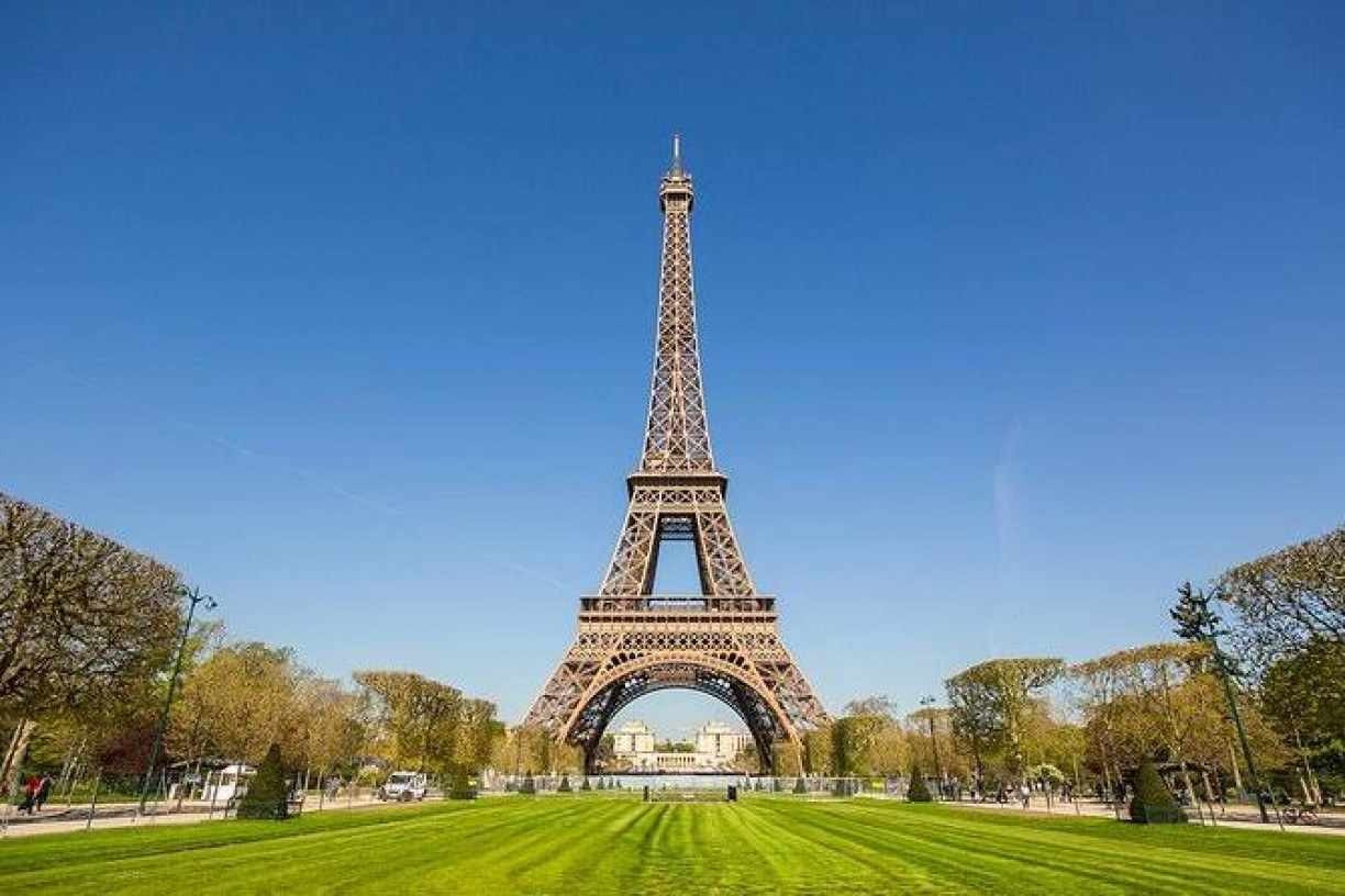 Conheça o apartamento clássico localizado no topo da Torre Eiffel