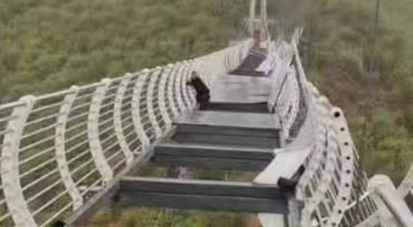 Ponte de vidro quebra na China e deixa turista pendurado.