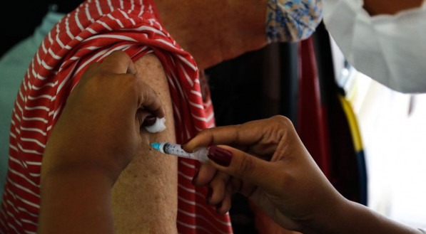 PROTEÇÃO Dados iniciais, sugerem que vacinas utilizadas no País contra a covid-19 protegem contra variante
