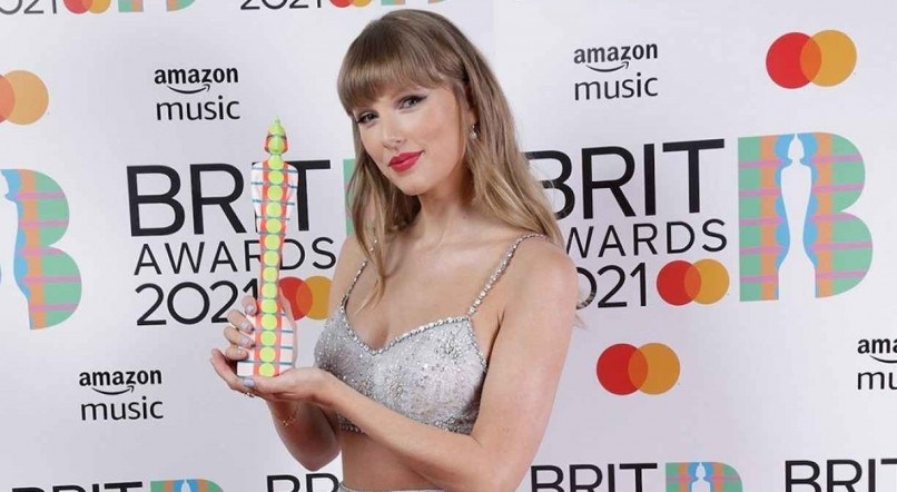 Taylor Swift levou o pr&ecirc;mio de &Iacute;cone Global pelo BRIT Awards nesta ter&ccedil;a-feira (11)