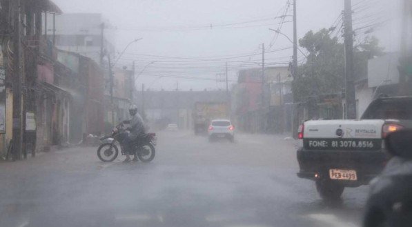 Chuva forte no bairro de Afogados, no Recife