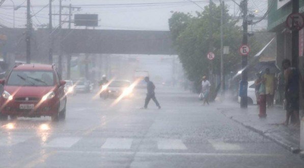 Chuva forte no bairro de Afogados, no Recife
