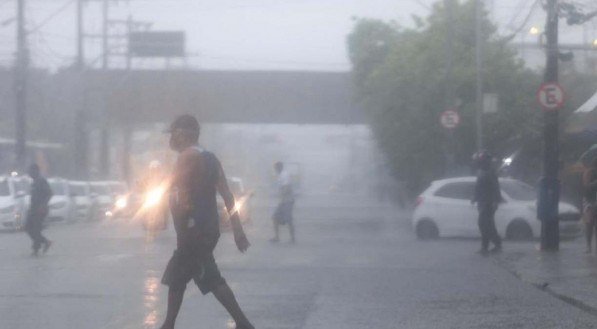 Chuva forte no bairro de Afogados, no Recife