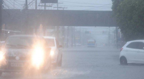 Chuva forte no bairro de Afogados, no Recife
