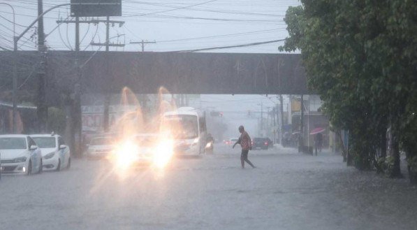 Chuva forte no bairro de Afogados, no Recife