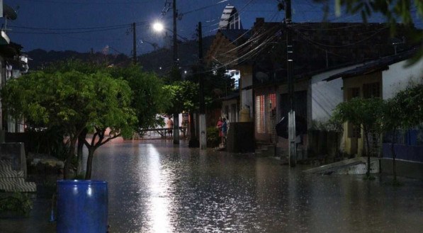 Fortes chuvas causam alagamento em ruas da cidade de Rio Formoso, na Zona da Mata Sul de Pernambuco (13/05/2021)
