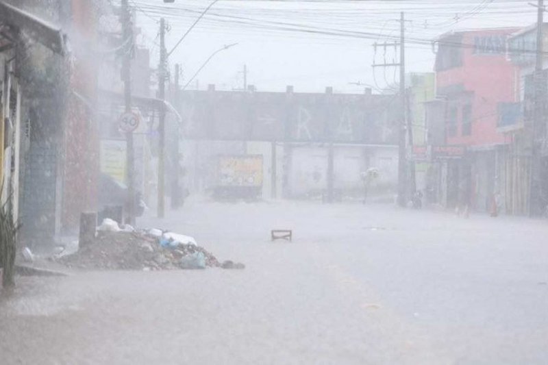 Chuva forte no bairro de Afogados, no Recife