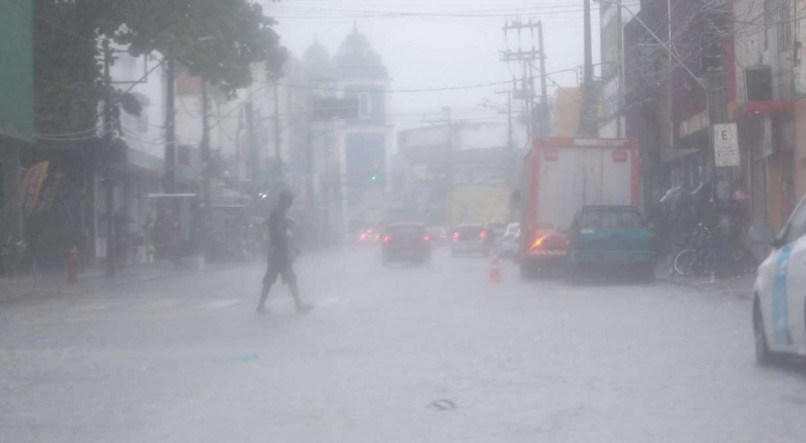 Chuva forte no bairro de Afogados, no Recife