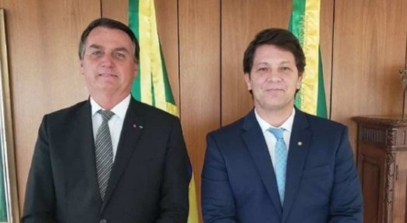 O secret&aacute;rio especial de cultura, Mario Farias, ao lado do presidente Jair Bolsonaro (sem partido).