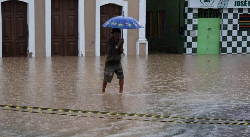 Fortes chuvas causam alagamento em ruas da cidade de Rio Formoso, na Zona da Mata Sul de Pernambuco (13/05/2021)