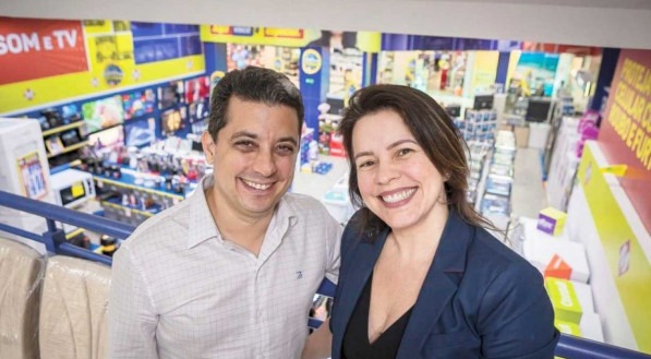 Carlos Antônio e Cassiana Cristina Pereira fundadores da rede Millena Móveis.
