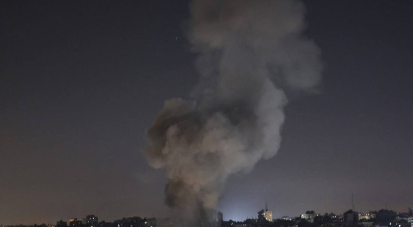 Fuma&ccedil;a sobe acima dos pr&eacute;dios ap&oacute;s um ataque a&eacute;reo israelense na Cidade de Gaza na Faixa de Gaza em de 15 de maio de 2021