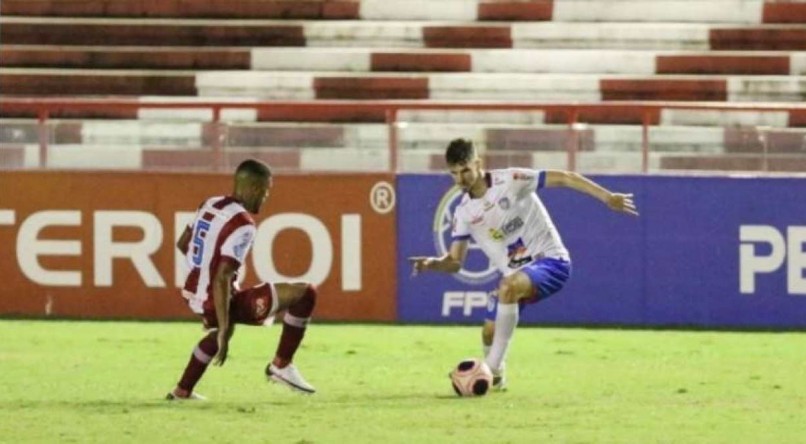 MEIA Vinicius Vargas se destacou no Afogados no Campeonato Pernambucano