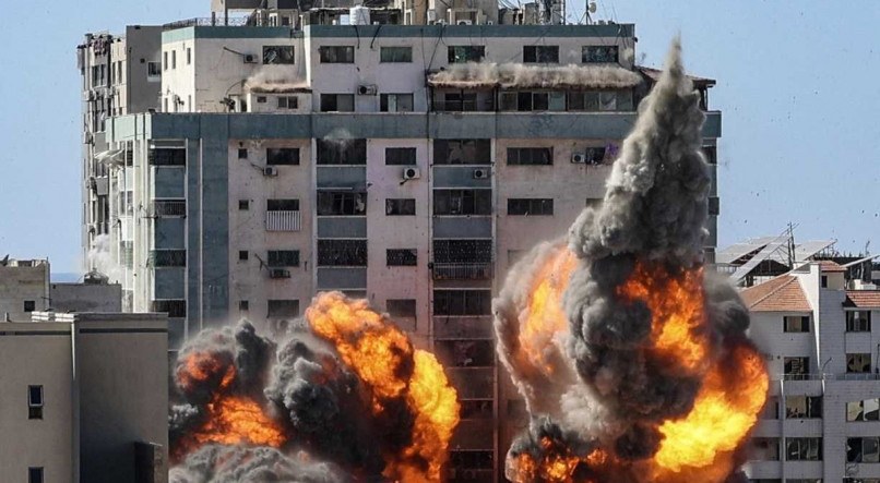 Bombardeio destr&oacute;i pr&eacute;dio que abrigava ve&iacute;culos de imprensa em Gaza