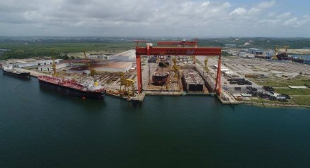   Vista aérea do Estaleiro Atlântico Sul no Complexo Industrial e Portuário de Suape.