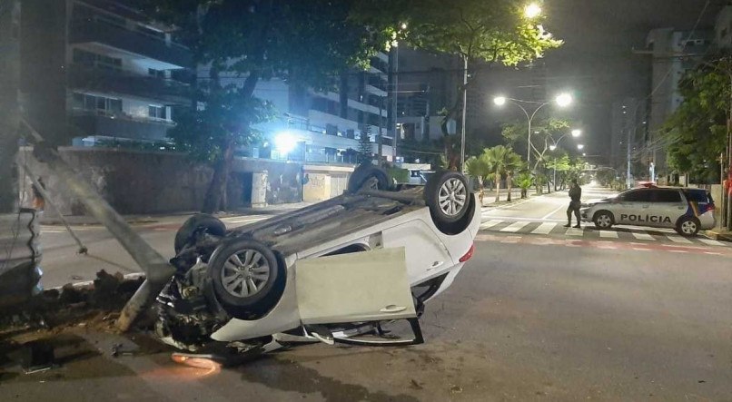 Dois carros colidiram no cruzamento da Avenida Domingos Ferreira com a Rua F&eacute;lix de Brito, em Boa Viagem, na madrugada deste domingo (16)