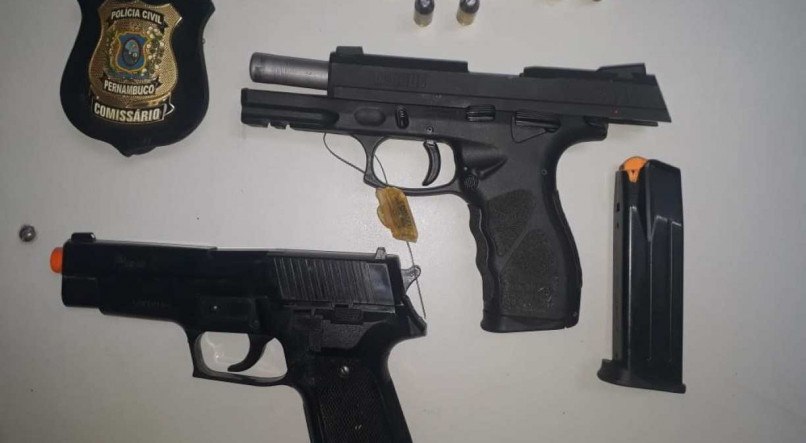 Com os suspeitos, os policias ainda encontraram uma arma de fogo do tipo pistola, calibre .40, com numera&ccedil;&atilde;o suprimida, 12 muni&ccedil;&otilde;es e um simulacro de pistola