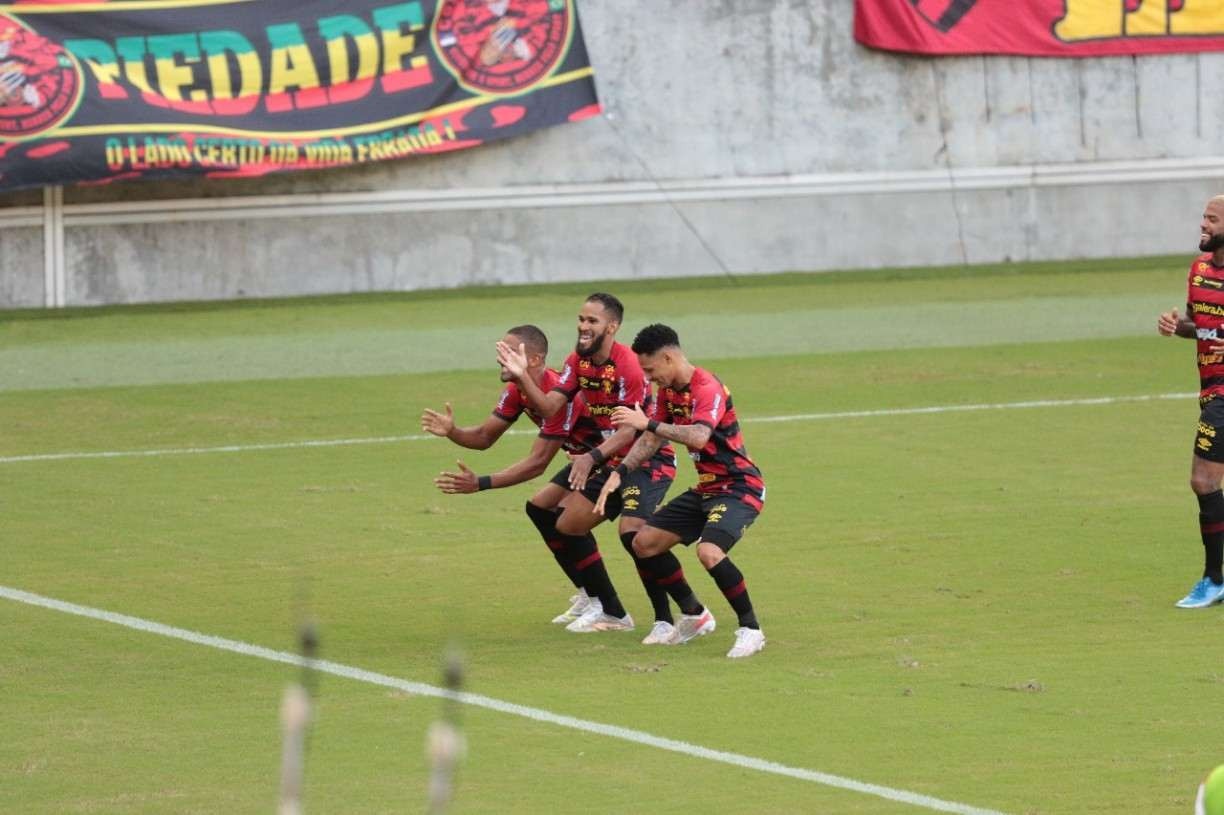 Everaldo comemora gol pelo Sport dançando 