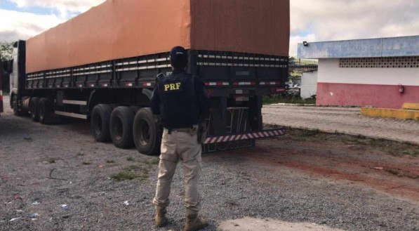 Carga de milho sem nota fiscal e com 17,9 toneladas de excesso de peso é retida em Caruaru, no Agreste de Pernambuco