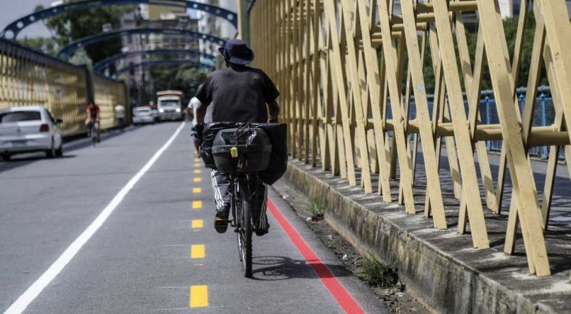 Ciclovias nas avenidas &eacute; reivindica&ccedil;&atilde;o antiga de ciclistas para o uso da bicicleta como transporte urbano, dando l&oacute;gica e agilidade aos deslocamentos feitos de bike