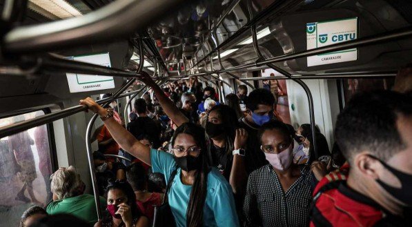 CAOS DIÁRIO Em meio à queda de braço entre CBTU e governo do Estado, passageiros continuam sofrendo com demora e superlotação nos trens