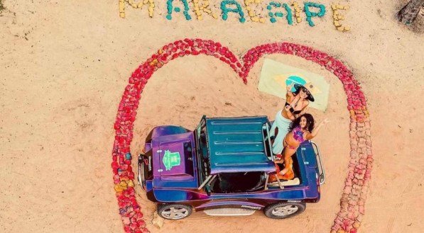 A coach Deolane paz tirou foto junto com a filha no famoso drone humano de Maraca&iacute;pe.