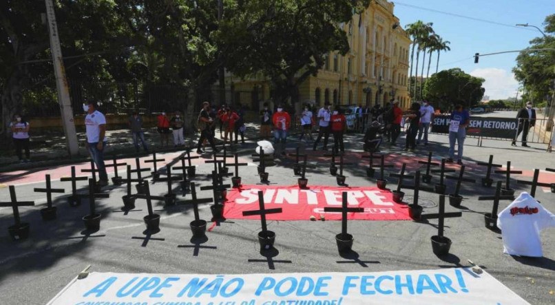 Alunos da UPE realizaram protesto nesta quinta-feira, juntamente com professores da rede estadual