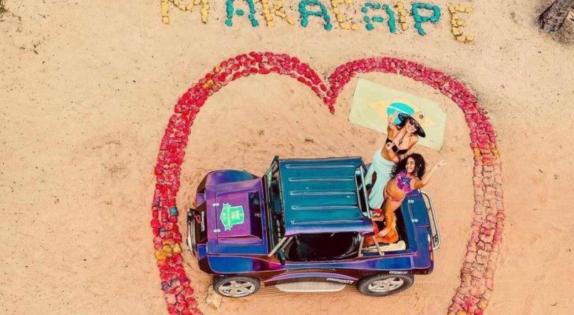 A coach Deolane paz tirou foto junto com a filha no famoso drone humano de Maracaípe.