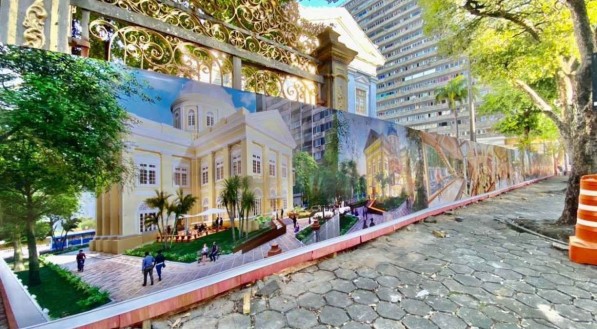 Tapumagem especial com imagens ilustrativas do Museu da Alepe, na Rua da Aurora, bairro de Santo Amaro, &aacute;rea central do Recife