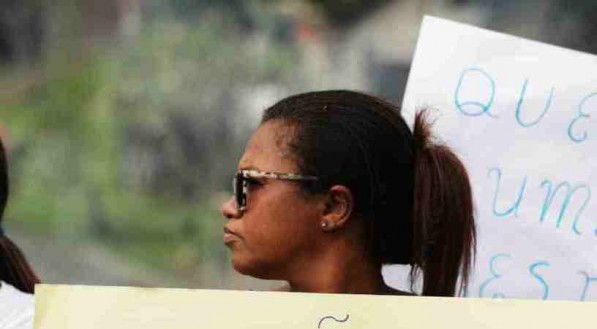 Protesto na BR101, no Ibura. Amigos e familiares de Ellen Carla de 28 anos, desaparecida h&aacute; 12 dias. 