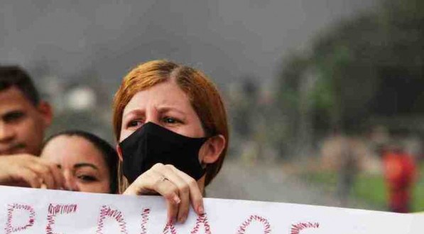 Protesto na BR101, no Ibura. Amigos e familiares de Ellen Carla de 28 anos, desaparecida h&aacute; 12 dias. 