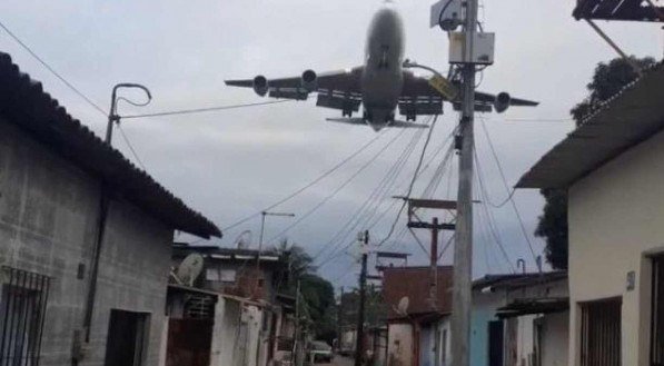 Avião passa muito perto do telhado de casas de comunidade na Zona Sul do Recife; veja vídeo