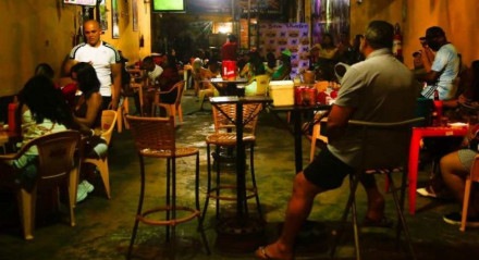 Sem poder ir ao estádio, torcedores foram para bares e restaurantes do Grande Recife para acompanhar a final do Pernambucano. 