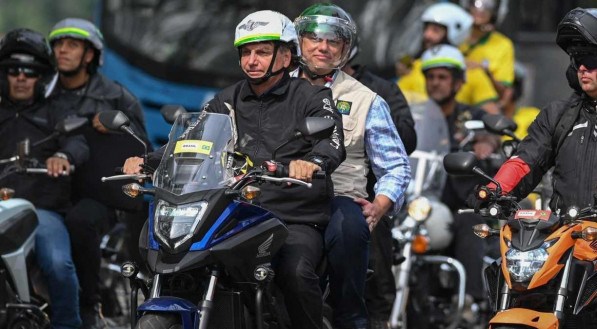 Sem m&aacute;scara e com o capacete errado, Bolsonaro fez passeio de motocicleta no Rio de Janeiro