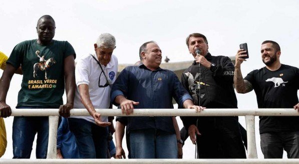 Pazuello deve ir para a reserva após presença em aglomeração liderada por Bolsonaro