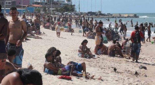Praia do Pina, no domingo (23/05), com registros de aglomera&ccedil;&otilde;es e pessoas sem m&aacute;scaras