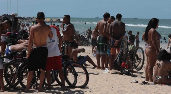 Muitas bicicletas estacionadas na Praia do PIna