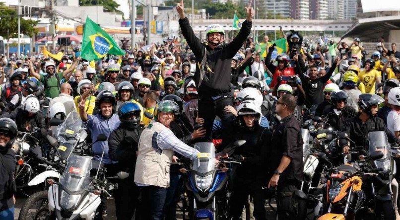 AGLOMERA&Ccedil;&Atilde;O Sem  m&aacute;scara, presidente participou de manifesta&ccedil;&atilde;o de motoqueiros no Rio de Janeiro
