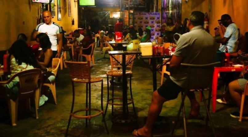 Bar com torcedores no Grande Recife. Foto tirada antes da pandemia
