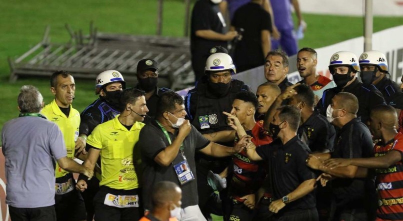 CONFUSÃO Rubro-negros reclamaram da arbitragem na final do Estadual