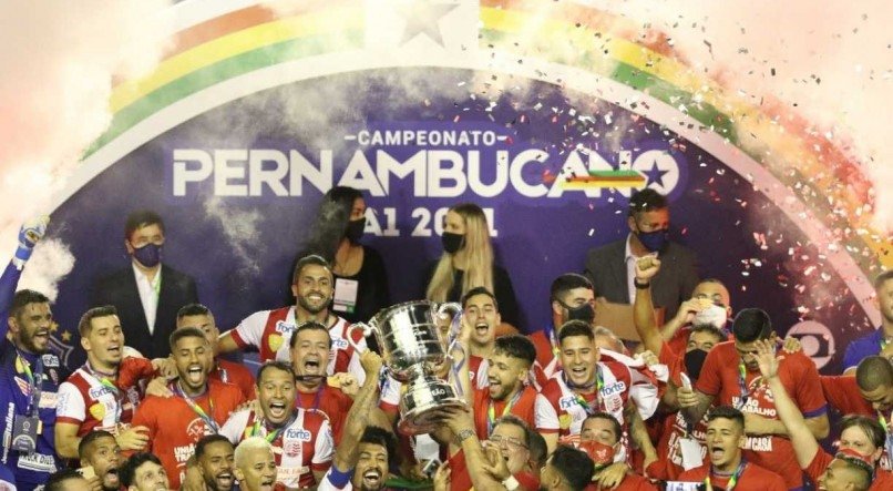 Elenco do N&aacute;utico ergue a ta&ccedil;a de campe&atilde;o do Pernambucano 2021