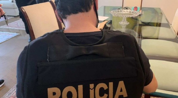 Suspeitos de falsificar documentos para conseguir porte de arma no Recife e em Escada s&atilde;o alvo da PF